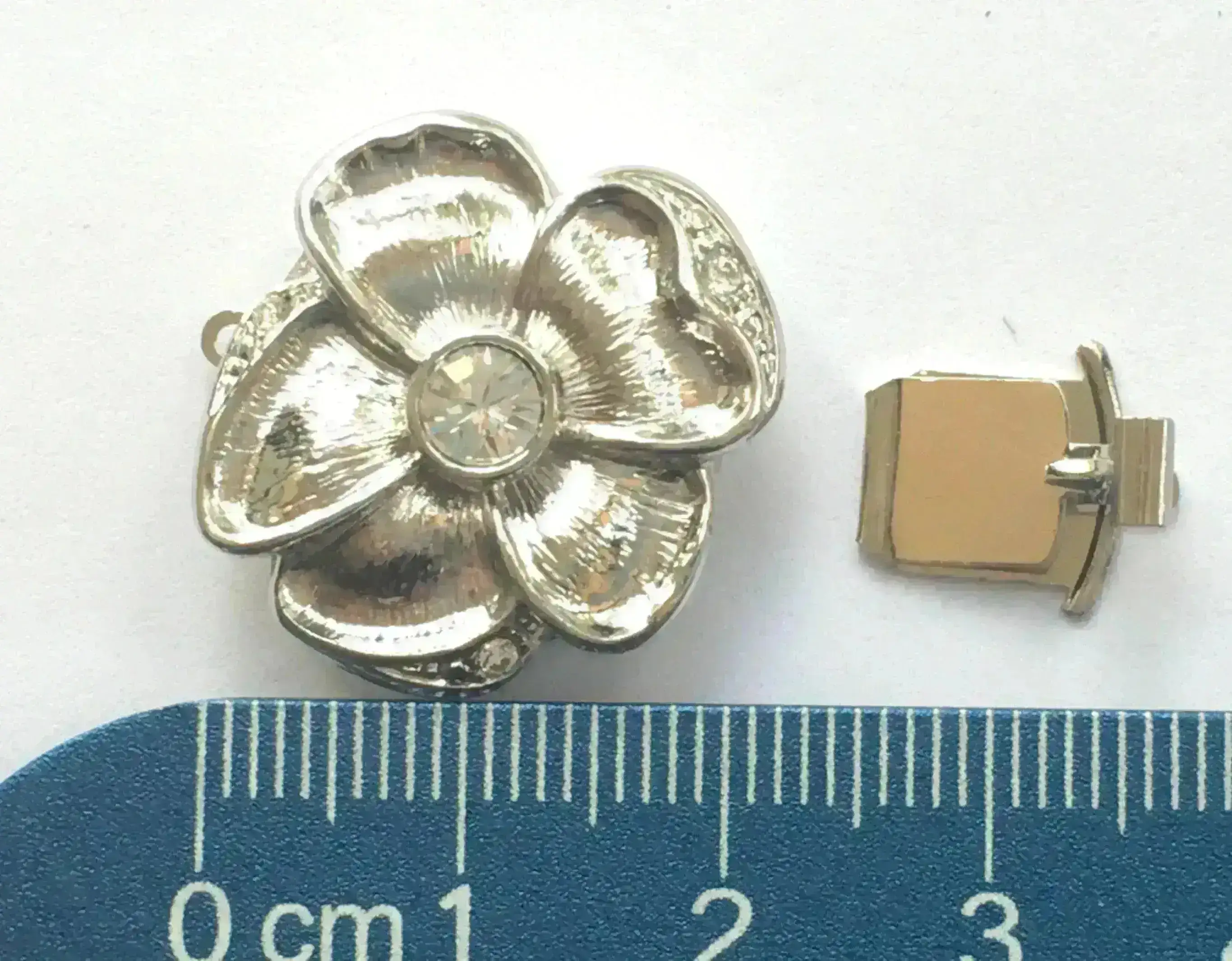 Claspgarten Medium Flower, 1-Strand Box Clasp, 2 Finishes - Image 3